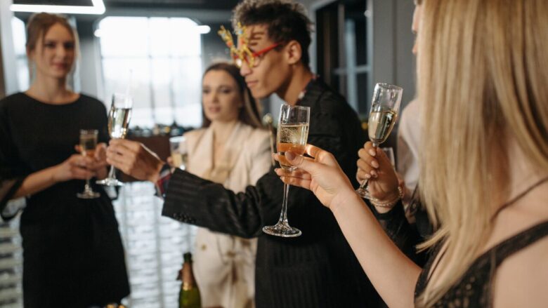 20代の会社飲み会の服装ガイド！カジュアルスマートで好印象を演出しよう