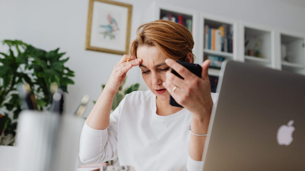 不眠が原因で頭痛が起きている人のイメージ