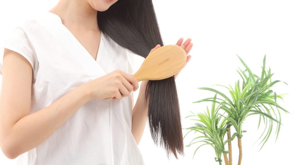 天然竹ヘアブラシで髪を梳かす