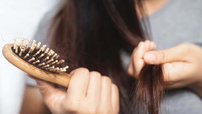 女性の抜け毛、その原因とは