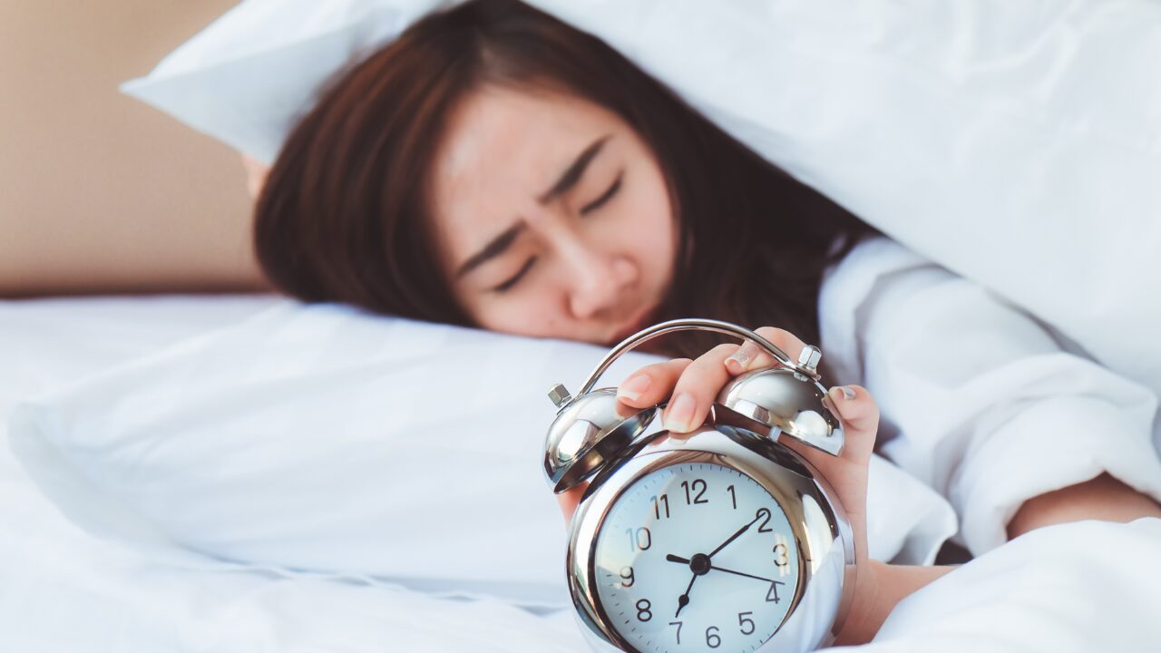 寝ても寝ても眠いのはなぜ？疲れやすい人に必要な原因と改善法