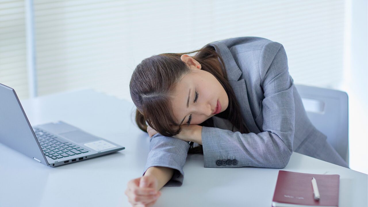 寝ても寝ても眠いのはなぜ？疲れやすい人に必要な原因と改善法